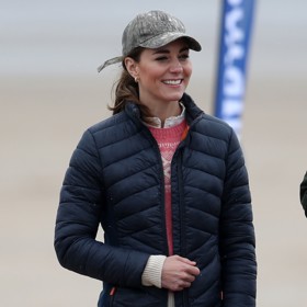 Třetím kouskem značky Barbour ve sbírce princezny z Walesu je tato prošívaná námořnicky modrá bunda.