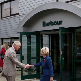 Současná ředitelka rodinné firmy Margaret Barbour se s královskou rodinou velmi dobře zná.