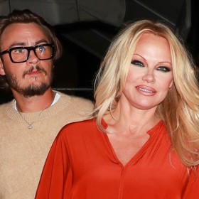 Dnes je Pamela Anderson matkou dvou synů (na snímku se starším Brandonem). Určitě pro ně chtěla harmoničtější život, než měla sama.