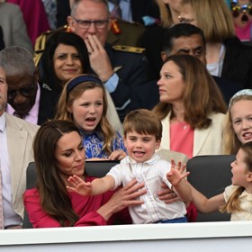 Víc než vlastním vylomeninám se ale Charlotte v posledních letech věnuje výchově bratrů. Na přehlídce u příležitosti královnina platinového jubilea (2022) usměrňovala mladšího brášku Louise. Například mu vytáhla ruku z pusy, když si cucal prsty, nebo ho napomínala, aby se choval reprezentativně.