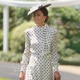 Stejně jako Diana ale umí vynést i tmavé puntíky na světlém podkladu. Třeba tyto šaty na dostihy v Ascotu roku 2022, které připomínají ty Dianiny z roku 1988.