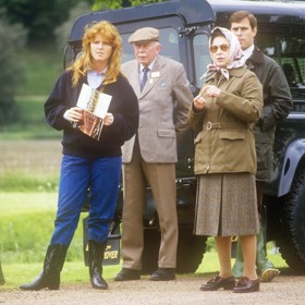 Značku Barbour uvedla do královské rodiny Alžběta II., která její produkty oblékala od sedmdesátých let. Nejčastěji v kombinaci se sukní nebo kiltem, vycházkovou obuví a šátkem Hermés. Jejím nejmilejším kabátem byl model Beaufort. Ten nechtěla vyhodit ani po 25 letech nošení.