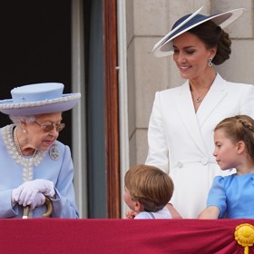 Za svou nejdůležitější roli ale považuje korekci Louisova chování na balkoně Buckinghamského paláce. Již minimálně dvakrát mu nařídila, aby dal ruce podél těla, když se chystali hrát státní hymnu.