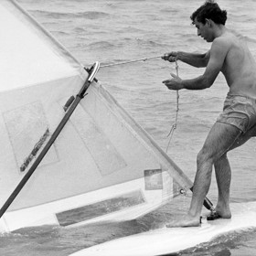 ...věnoval se windsurfingu a sjezdovému lyžování.