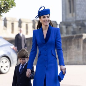 A také o rok později na Velikonoční neděli. Místo čelenky si k nim ale vzala klobouček.