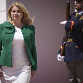 Ani bílé pouzdrové šaty neváhá Zuzana Čaputová zapojit do své elegantní garderoby. Zde je doplnila ležérnějším typem sáčka s textilním detailem ve velmi slušivém lahvově zeleném odstínu.