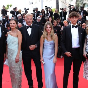 Kevin Costner se svými dětmi, zleva Cayden, Annie, Grace, Hayes a Lily.