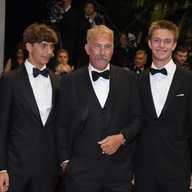 Zatímco nejstarší syn Joe se pohybuje za kamerou a věnuje se zvukařině, druhý syn Liam, kterého má Kevin z krátkého románku s Bridget Rooney, žije v ústraní. Na červený koberec s tátou nejčastěji vyrážejí nejmladší Cayden a Hayes. Oba se filmovému fešákovi navýsost povedli.