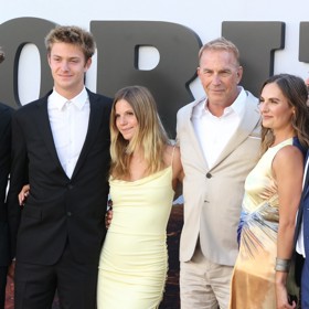 Herecký bard Kevin Costner je tátou celkem sedmi dětí - dcer Annie (druhá zprava), Lily a Grace (třetí zleva) a synů Joea (vpravo), Liama, Caydena (druhý zleva) a Hayese (vlevo). Tři nejmladší přitom herec tak nějak neplánoval.