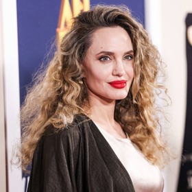 Herečka, kterou známe jako rovnovlasou brunetku, letos experimentuje s barvou i úpravou své bohaté hřívy. Na premiéře filmu Maria trochu připomínala kolegyni Julii Roberts.