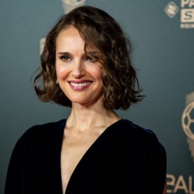 Nutno podotknout, že nový look jí sluší. Bob měla v životě už víckrát, takto bujné vlny s ním ale vynesla pravděpodobně poprvé.