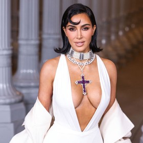 Kim ho ale vynesla až letos v listopadu, a to v kombinaci s velmi odvážnou bílou róbou. Starožitný šperk jí tak nestydatě spočíval přímo mezi impozantními vnadami.