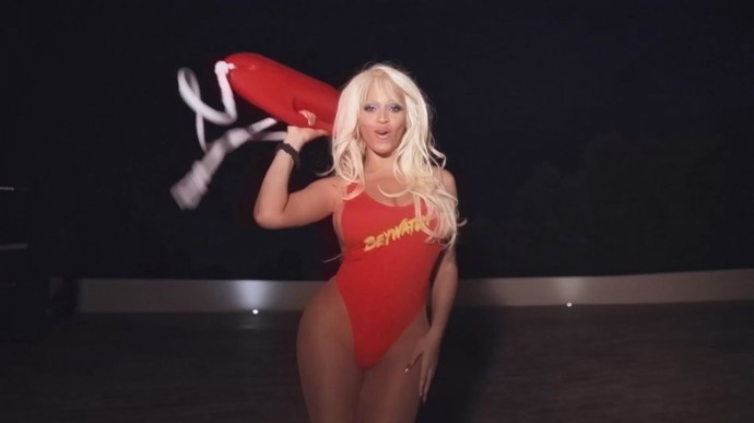 FOTO: Beyoncé se ve videoklipu převtělila do Pamely Anderson v Pobřežní hlídce. – stránka 8