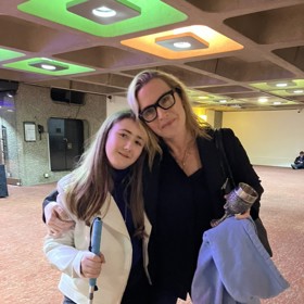 Poté, co se dověděla, že dvanáctiletá Lily-Rae přichází v důsledku vzácného genetického onemocnění o zrak, splnila jí hned dvě přání. Poslala jí peníze na cestu za polární září a nedávno ji vzala do divadla.