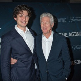 Herec Richard Gere vyvedl na premiéru seriálu The Agency pohledného syna Homera.