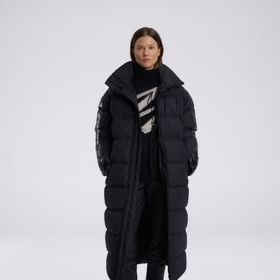 Nemusí jí chybět ani extravagantnější prvky, které vyniknou na monochromatickém, různými materiály strukturovaném modelu. (foto Reserved)