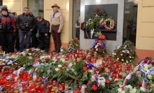 Pieta je zasypaná květinami.