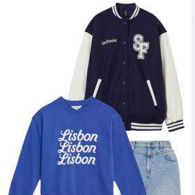 Jejímu outfitu dominuje maxi sukně a baseballovová bunda v oversize siluetě.