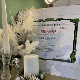 Olha Čumpelík studovala floristiku v mnoha zemích světa včetně Itálie, Portugalska, Spojených států a aktuálně i v Jižní Koreji. 