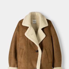 Bunda z broušené kůže v oversize střihu vybavená hřejivou kožešinovou podšívkou, Bershka, 1 799 Kč