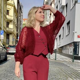 Radka Franc pro vás tentokrát sestavila monochromatický outfit  v trendy barvě burgundského vína.