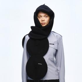 Ellen Hodakova Larsson pracuje s deadstockovými materiály nebo již hotovými módními kousky a doplňky. Tento model vznikl z typických pokrývek hlavy.