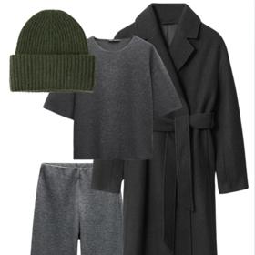 První varianta staví na šedivém úpletovém setu a černém vlněném plášti.