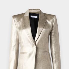 Zlatavé sako podobného typu najdete u značky Patrizia Pepe, stojí 11 400 Kč.