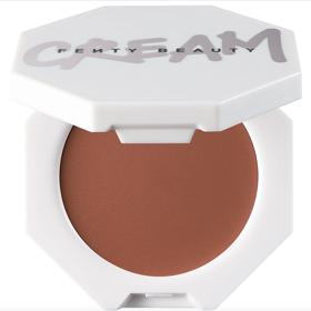 Krémová tvářenka Cheeks Out Freestyle Cream Blush, Fenty Beuty, odstín Rosé Latté, prodává Sephora, 580 Kč