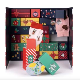 Zábavný ponožkový kalendář s krásným balením v jednotlivých krabičkách nabízí značka Soxo, stojí 1 299 Kč.