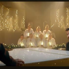 Marek Ztracený a Ester Ledecká nazpívali vánoční song.