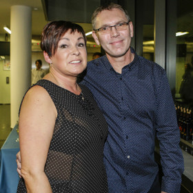 Táta Kamily Nývltové působí velice mladistvě. Na fotce s manželkou, maminkou Kamily Ivetou.