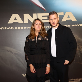 Režisér Jiří Sádek s maminkou zesnulé Anety, Annou Rodovou.