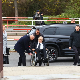 Zeman byl z nemocnice převezen rovnou do Lán.