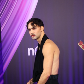 Adam Pavlovčin ukázal svaly.