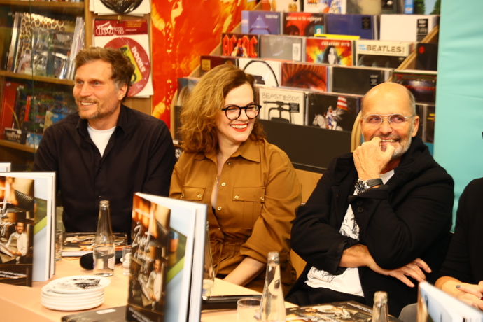 FOTO: Marta Jandová na křtu knihy Martina Svatka měla skvělounáladu. – stránka 40