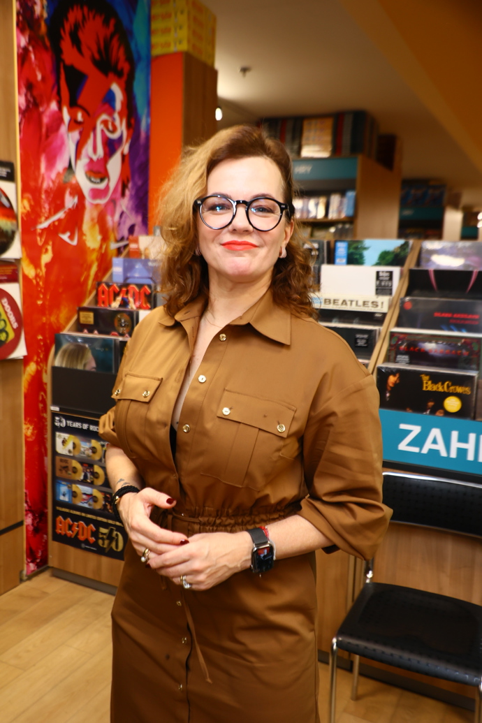 FOTO: Marta Jandová na křtu knihy. – stránka 45