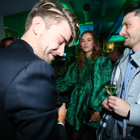 Andrea nemohla z Marka spustit oči. 