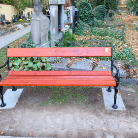 U hrobu vznikla nová lavička.