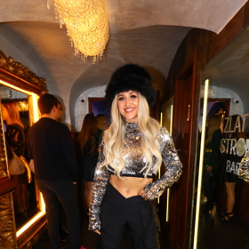 Raperka Sharlota všechny překvapila blond parukou a crop topem, ve kterém ukázala holé bříško.