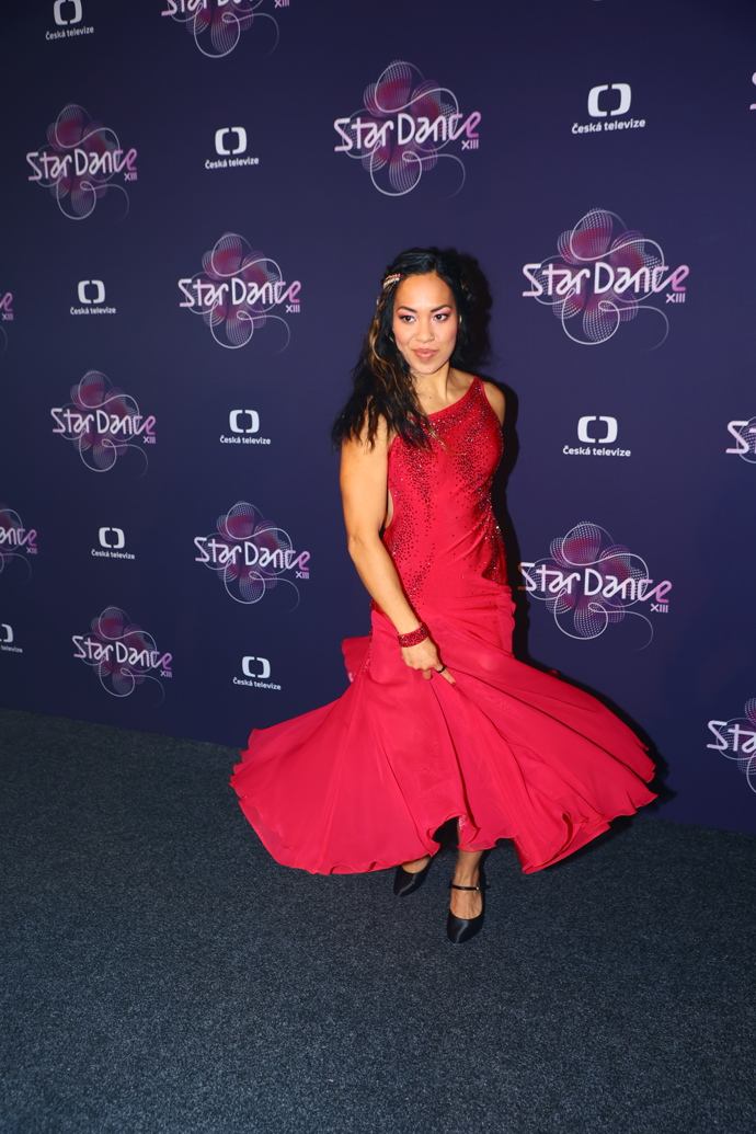 FOTO: Půvabná Chili tentokrát vynesla rudé šaty. – stránka 1204