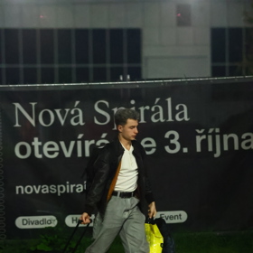 Herec Oskar Hes při odchodu ze StarDance.