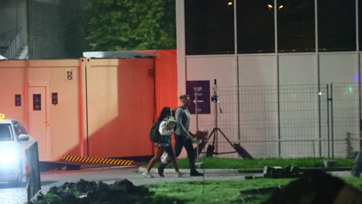 FOTO: Chili šla domů se svým partnerem.