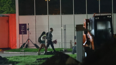 FOTO: Chili šla domů se svým partnerem.