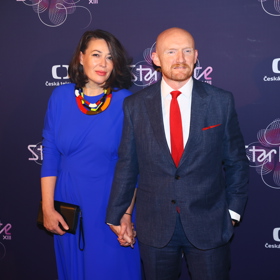 Britský velvyslanec Matt Field po boku své ženy. Pár byl krásně sladěný.