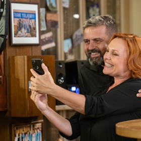 Když se v Ulici zjeví Radek Kašpárek, také s Milenou Pumrovou to málem sekne. Ale mimo kamery si slavný kuchař s herečkou Alenou Štréblovou skvěle rozuměli.