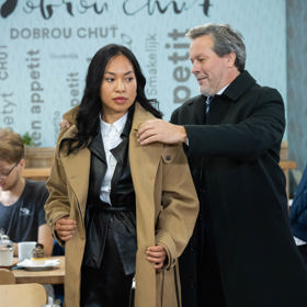 Michal zná její pověst ledové královny a rozhodne se ji rozhodit. 