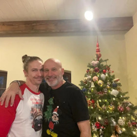 Jakub Gareth Bialý a Honza Gareth Musil jsou na Štědrý den ještě sami, den či dva poté ale nastane velká rodinná sešlost.