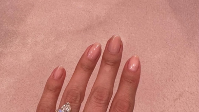 FOTO: Selena Gomez se pochlubila honosným zásnubním prstýnkem s velkým diamantem.