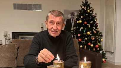FOTO: Andrej Babiš zapaluje třetí adventní svíčku.